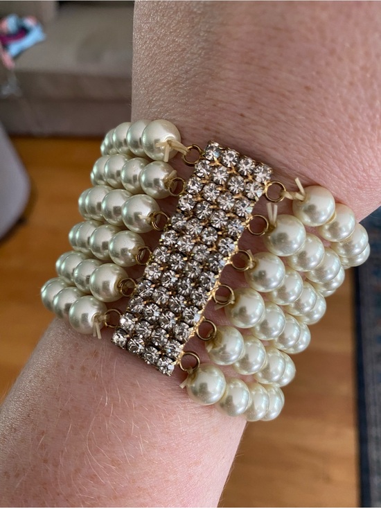 Jewelry - Elegant Pearl and Crystal Stretch Bracelet - Ivory Pearls with Rhinestone Accent